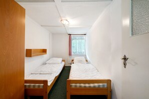 1 bedroom, bed sheets