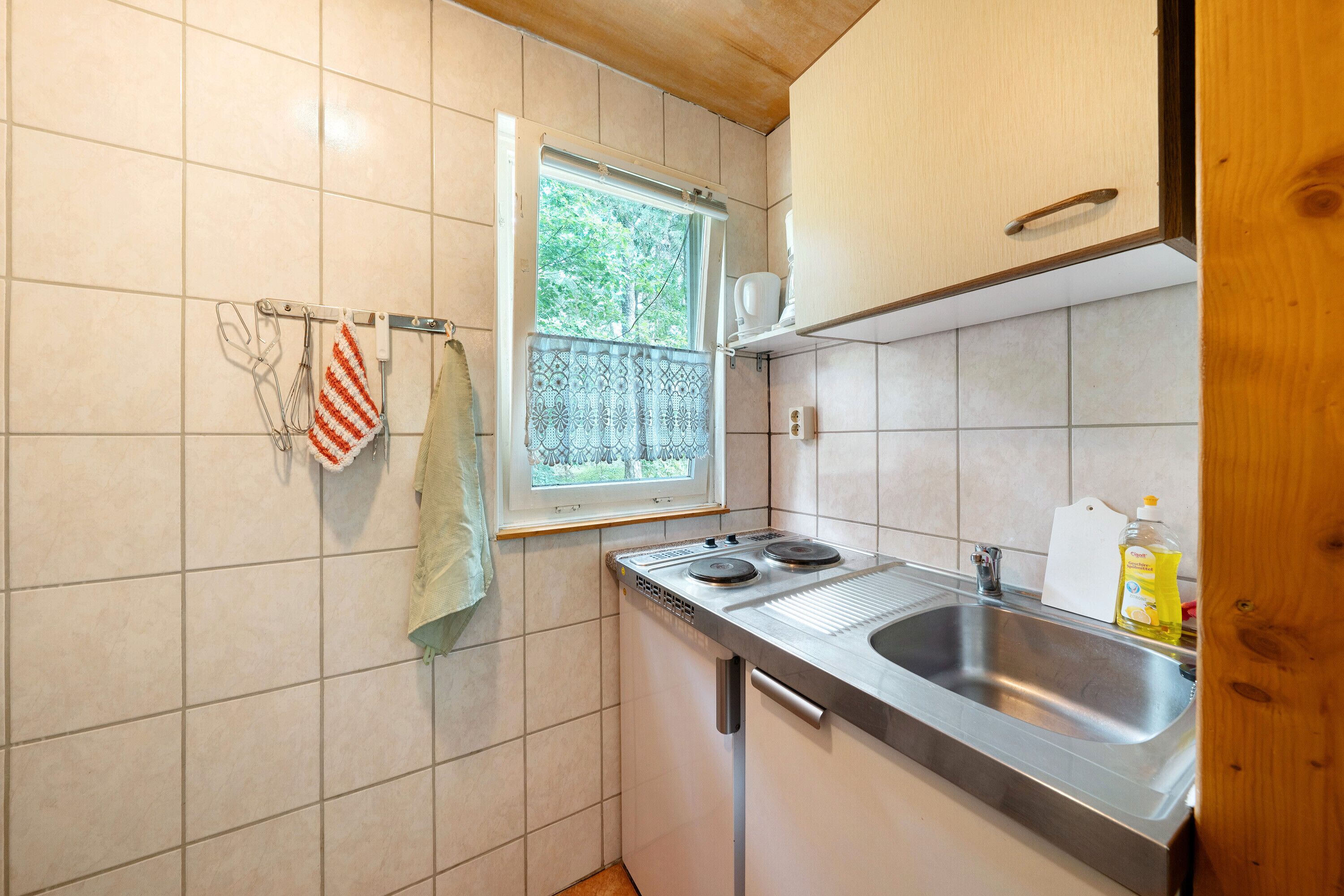 Kühlschrank, Herdplatte, Wasserkocher mit Kaffee-/Teezubehör