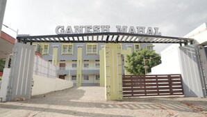 L’entrée du Ganesh Mahal, avec une grille en métal et un bâtiment en arrière-plan.