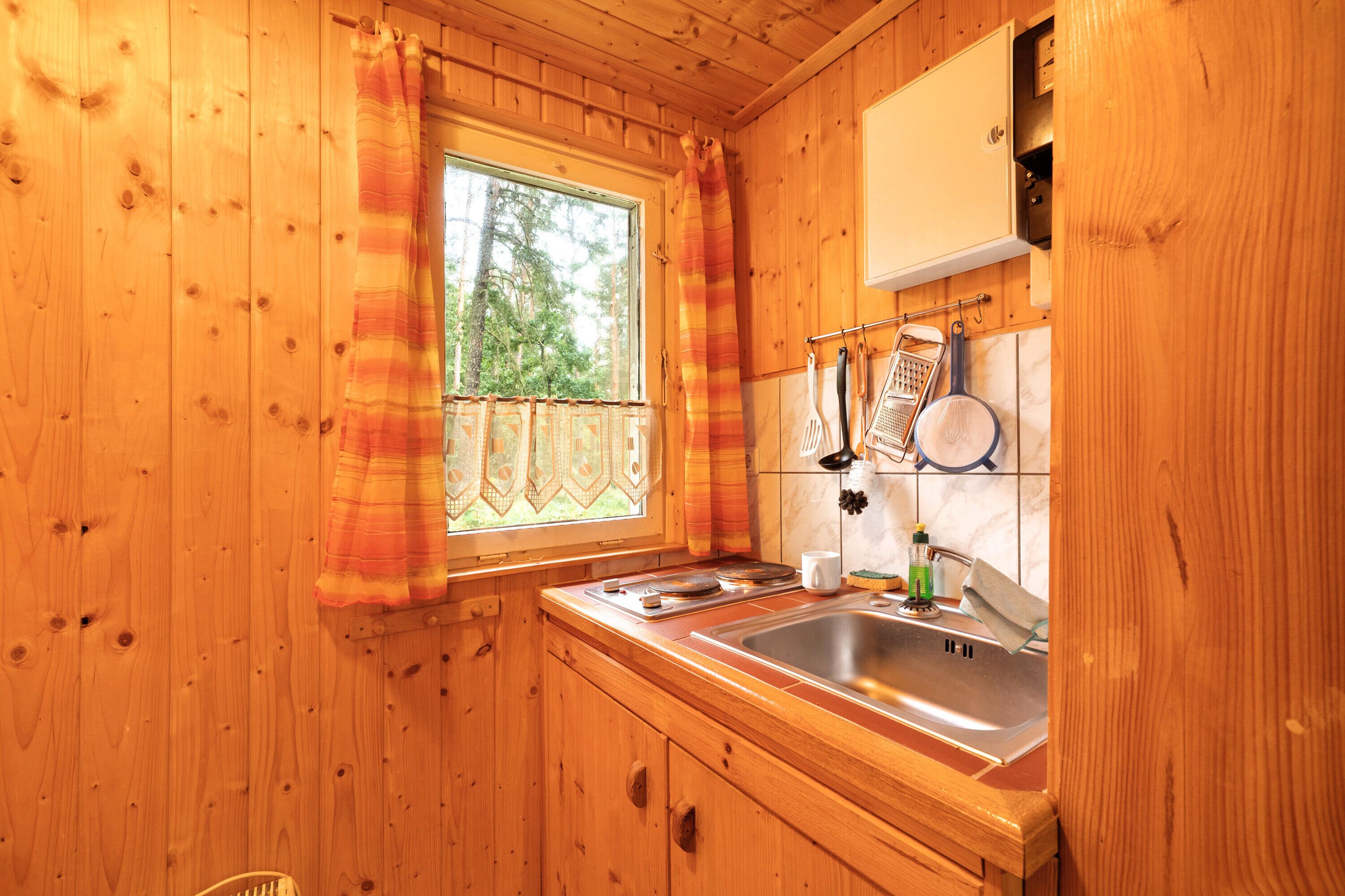 Kühlschrank, Mikrowelle, Herdplatte, Wasserkocher mit Kaffee-/Teezubehör