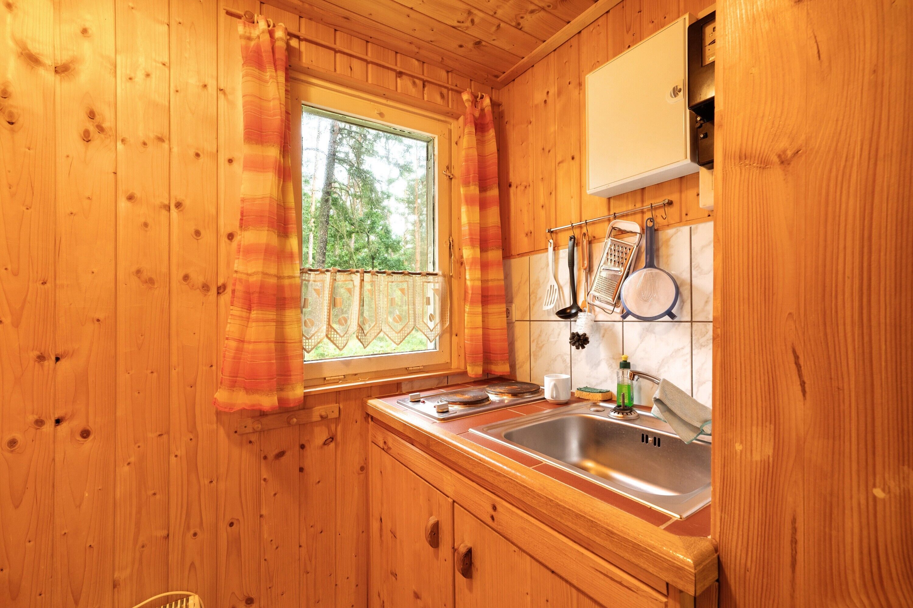 Jääkaappi, mikroaaltouuni, liesi, kahvin-/teenkeitin