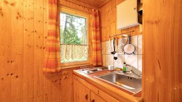 Refrigerador, microondas, parrilla de estufa y cafetera y tetera