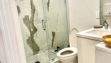 Handdukar, tvål och toalettpapper