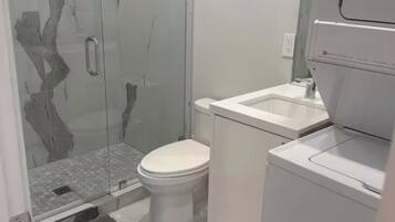 Handdukar, tvål och toalettpapper