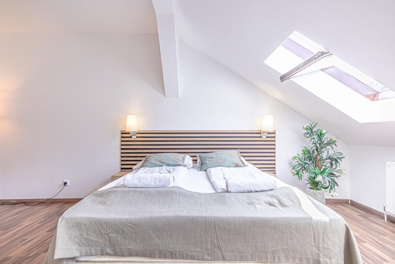 3 habitaciones, tabla de planchar con plancha, wifi y ropa de cama 