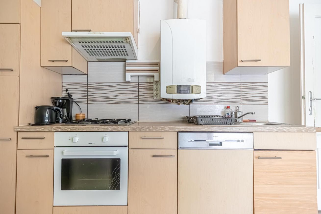 Wasserkocher mit Kaffee-/Teezubehör, Kühlschrank, Mikrowelle, Ofen
