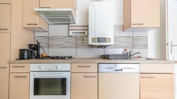 Wasserkocher mit Kaffee-/Teezubehör, Kühlschrank, Mikrowelle, Ofen