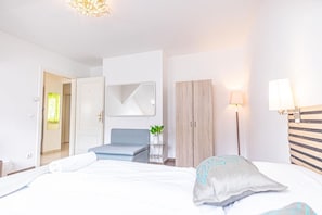 3 bedrooms, iron/ironing board, WiFi, bed sheets - Stylish 3BR Apt W/ Balcony | City Center (Vienna)