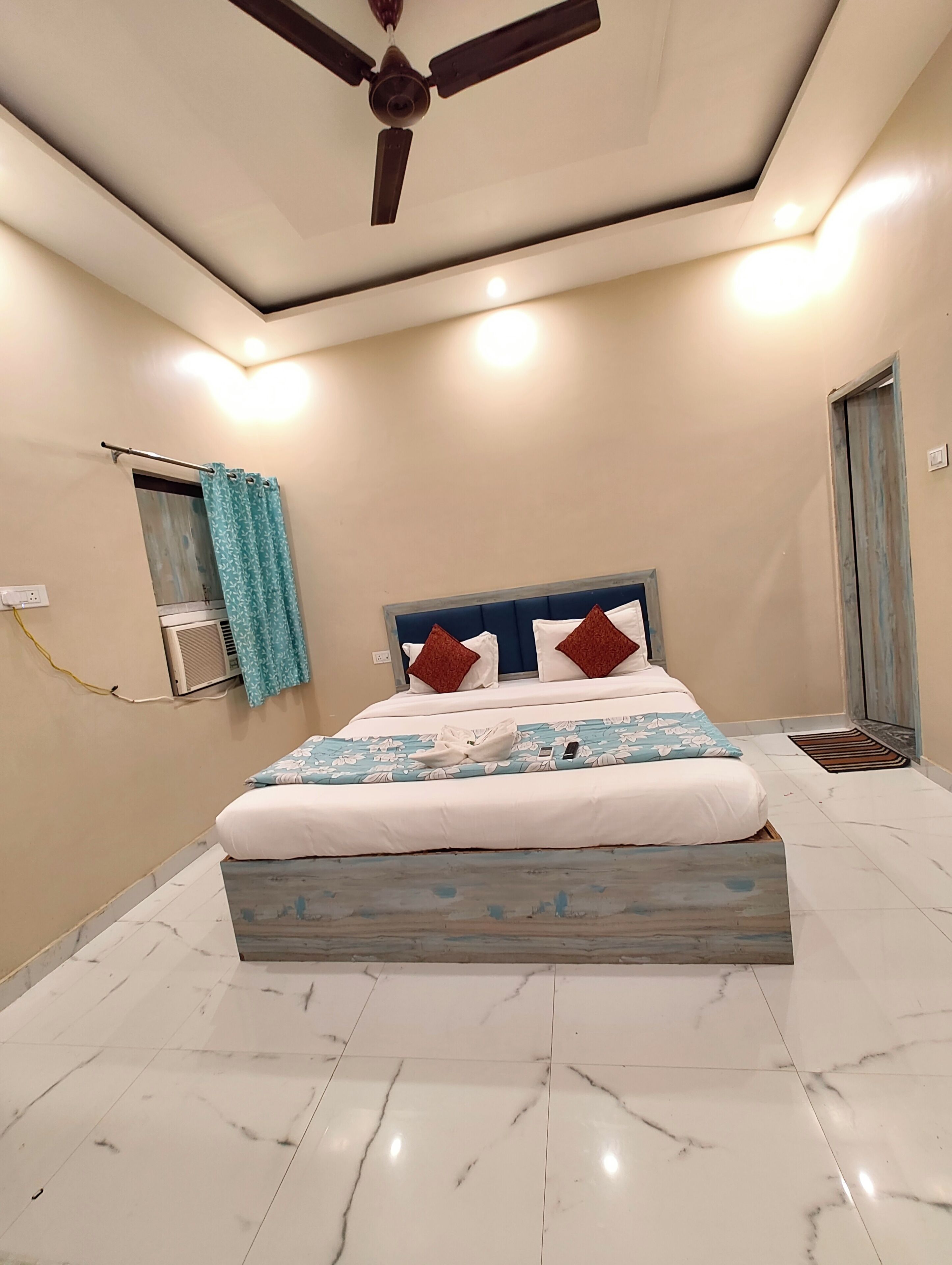 Hypo-allergenic bedding, in-room safe, desk, soundproofing