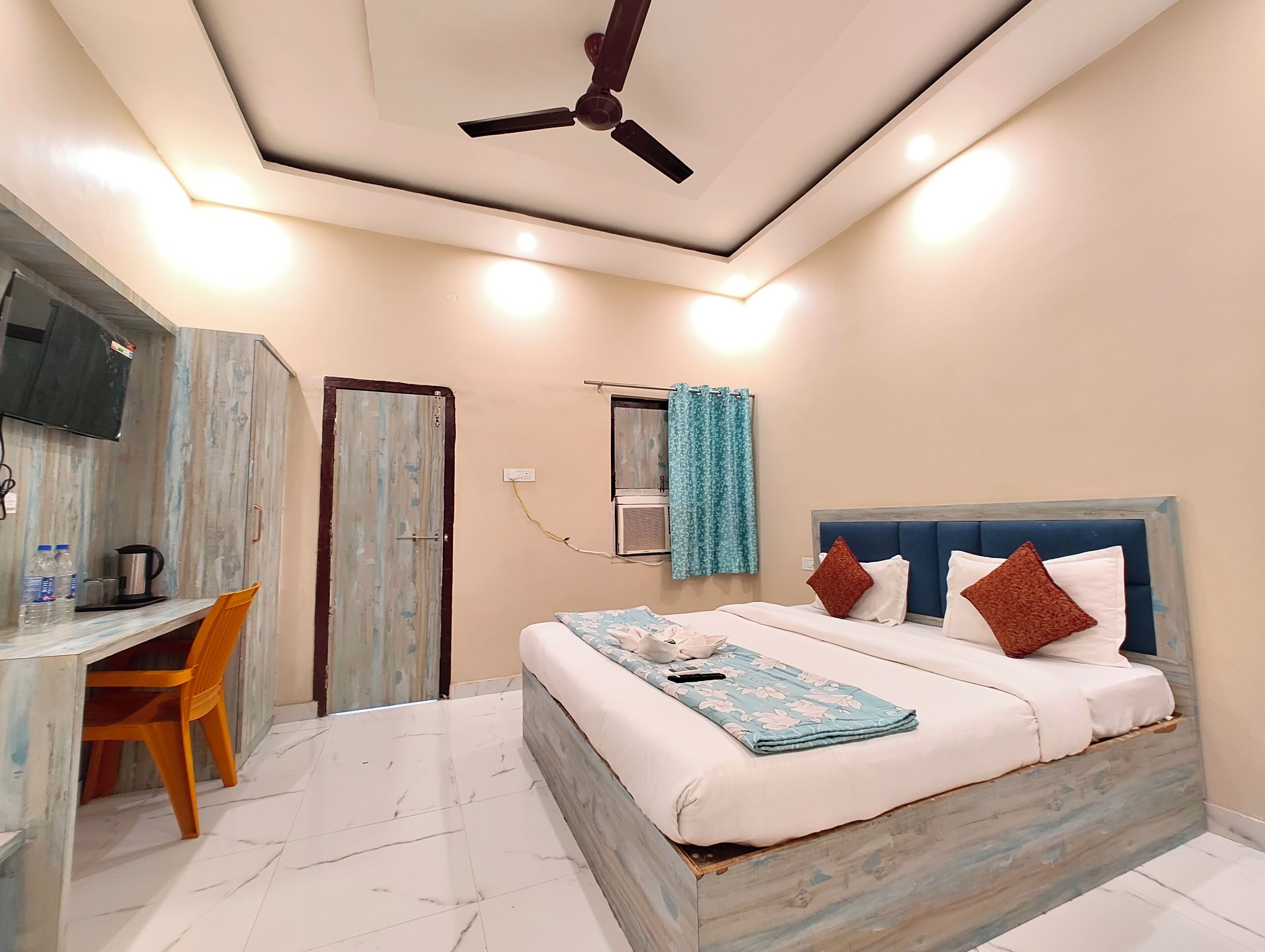 Ropa de cama hipoalergénica y caja de seguridad en la habitación 