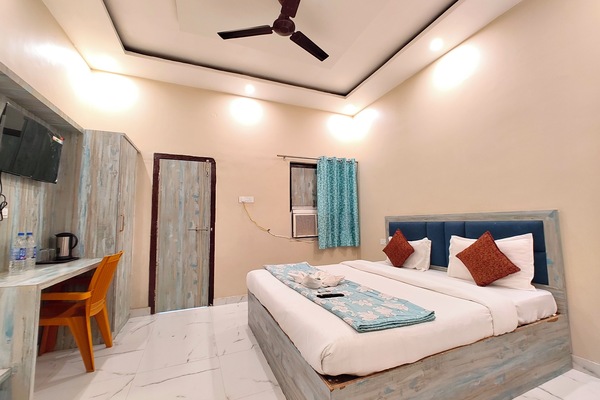 Standard Double Room, Air conditioning | Hypo-allergenic bedding, in-room safe, desk, soundproofing