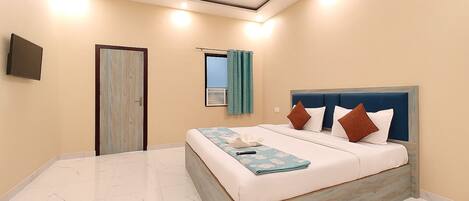 Hypo-allergenic bedding, in-room safe, desk, soundproofing