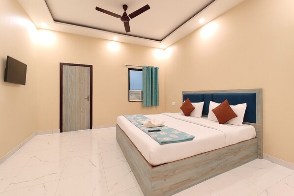 Hypo-allergenic bedding, in-room safe, desk, soundproofing
