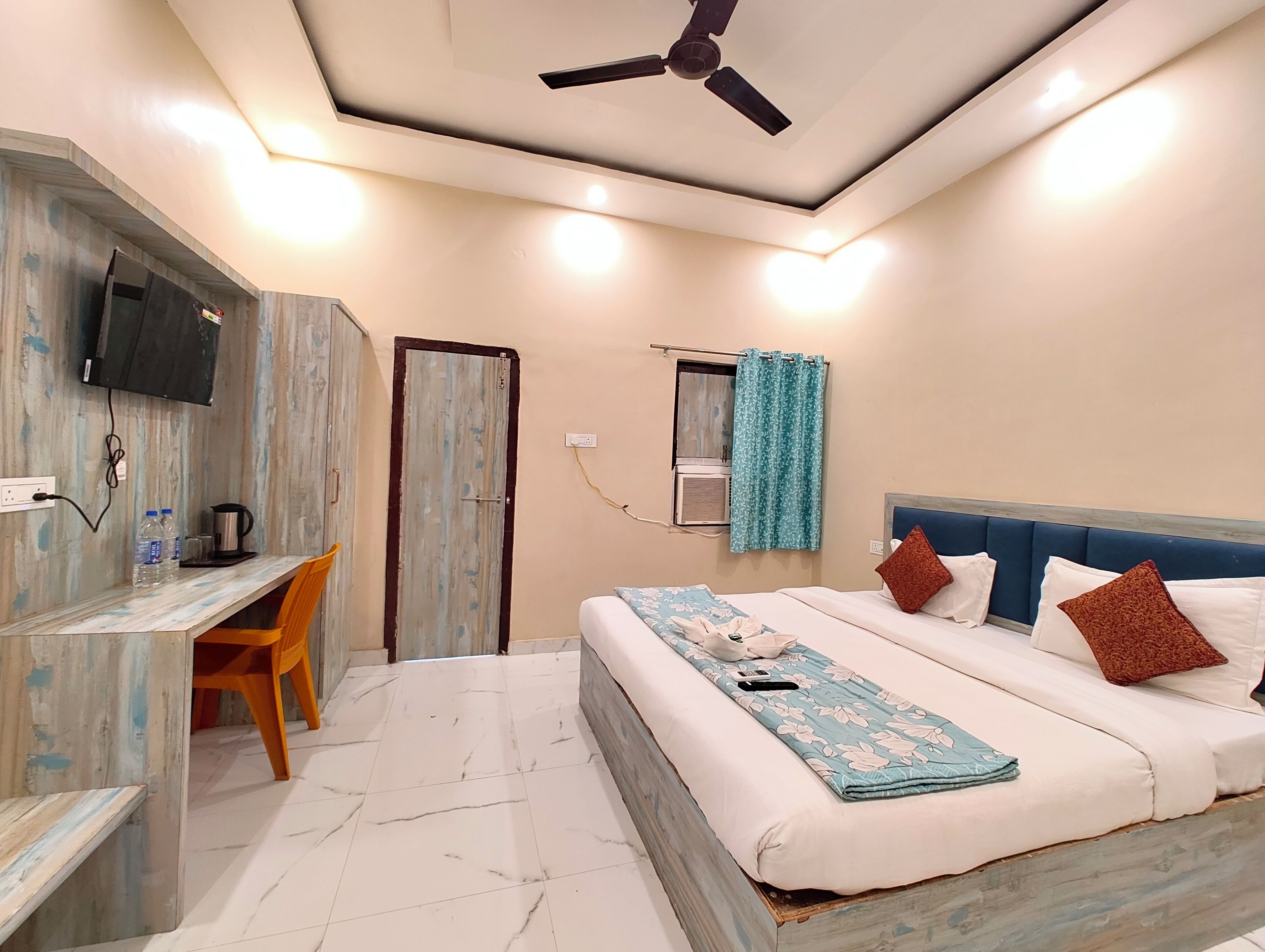 Bộ đồ giường kháng dị ứng, két bảo mật tại phòng, bàn, phòng cách âm 