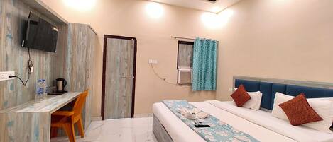 Hypo-allergenic bedding, in-room safe, desk, soundproofing