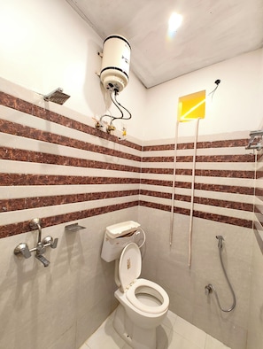 Deluxe Quadruple Room, Air conditioning | Bathroom | Shower, rainfall showerhead, slippers, towels