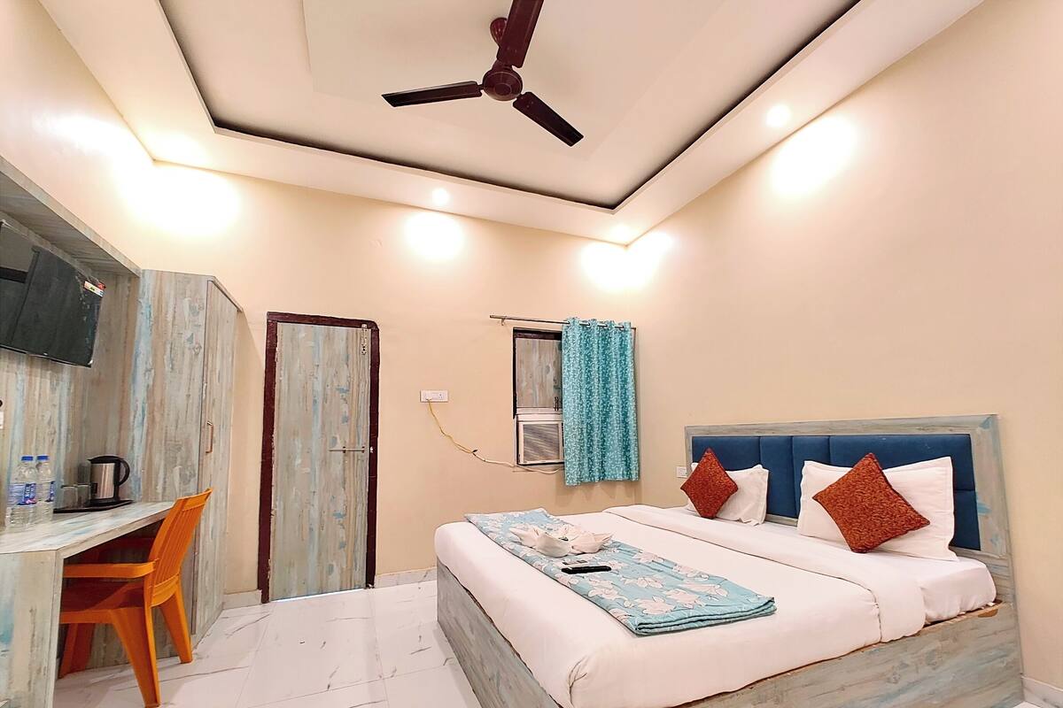 Habitación cuádruple Deluxe, Aire acondicionado | Ropa de cama hipoalergénica, caja fuerte, escritorio