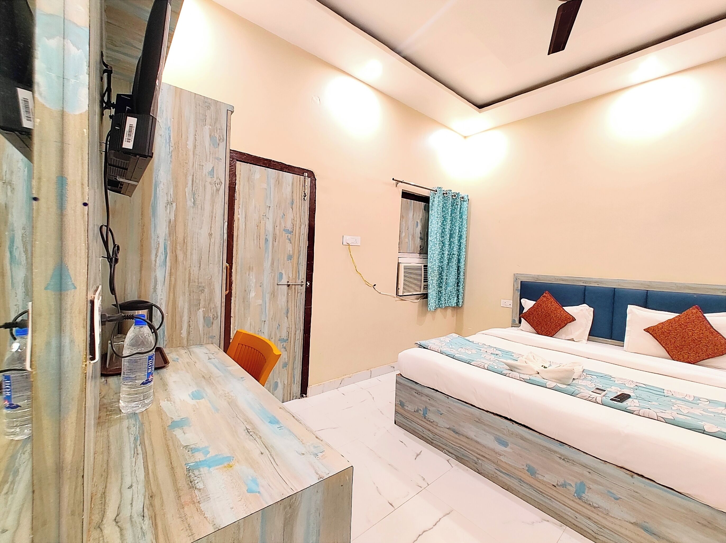 Deluxe Quadruple Room, Air conditioning | Hypo-allergenic bedding, in-room safe, desk, soundproofing