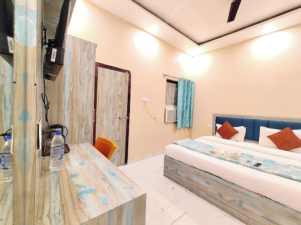 Deluxe Quadruple Room, Air conditioning | Hypo-allergenic bedding, in-room safe, desk, soundproofing