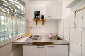 Fridge, stovetop, coffee/tea maker, electric kettle