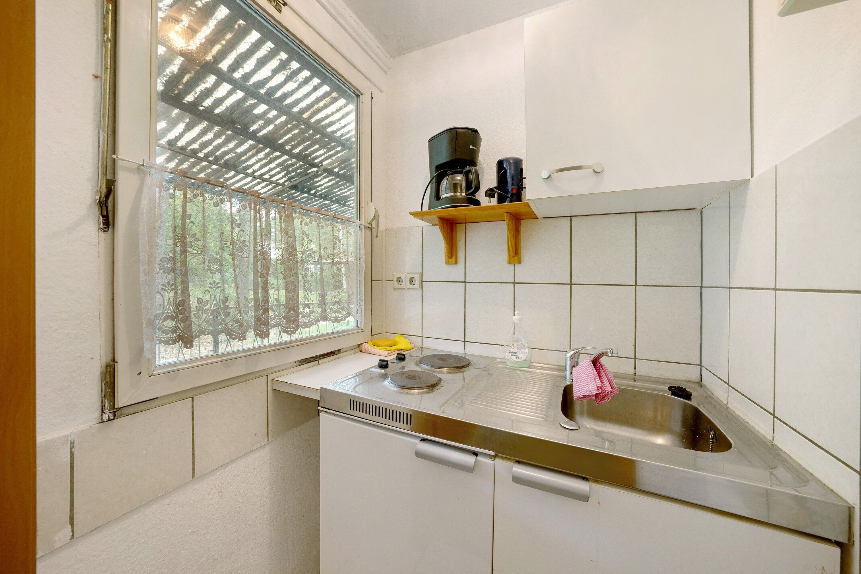 Fridge, stovetop, coffee/tea maker, electric kettle