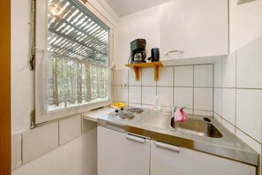 Réfrigérateur, plaque de cuisson, cafetière/bouilloire
