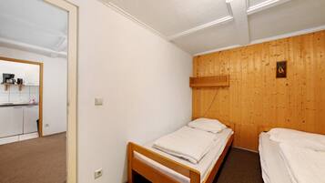 1 bedroom, bed sheets