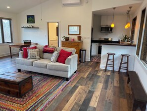 Una Smart TV, una chimenea, libros