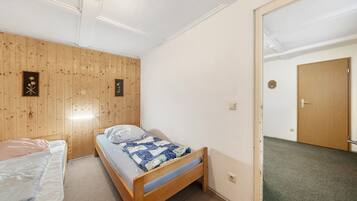 1 bedroom, bed sheets