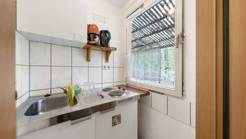 Fridge, stovetop, coffee/tea maker, electric kettle