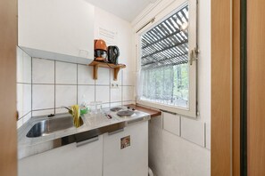 Jääkaappi, liesi, kahvin-/teenkeitin, vedenkeitin