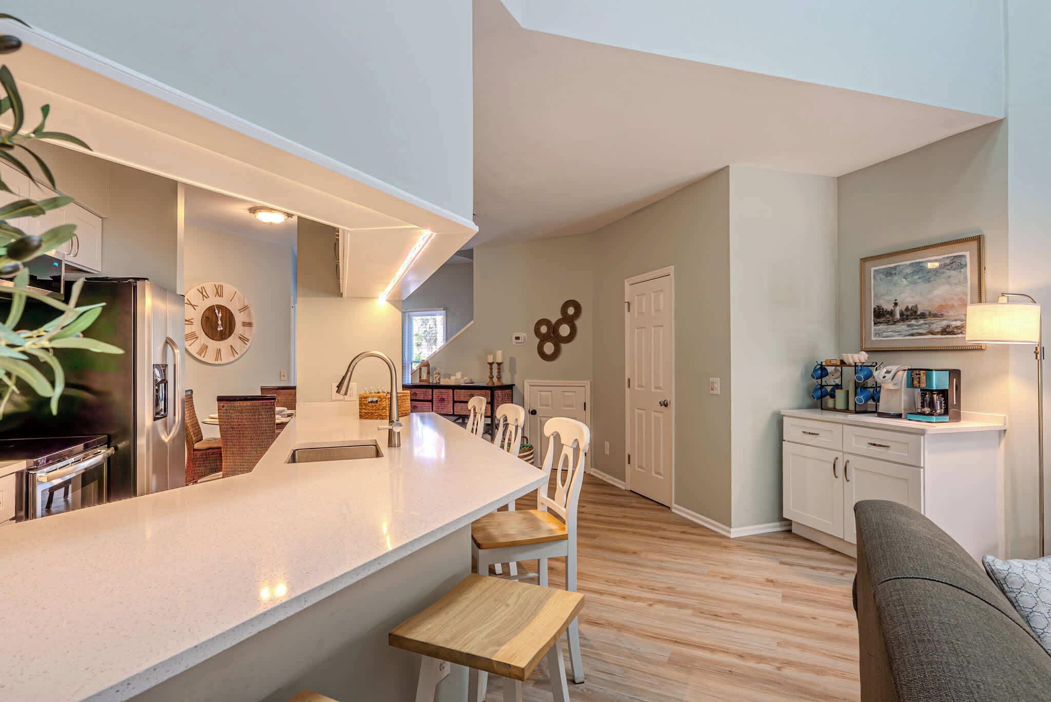 Jääkaappi, mikroaaltouuni, uuni, liesi