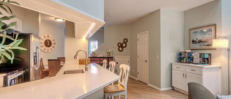 冷蔵庫、電子レンジ、オーブン、コンロ