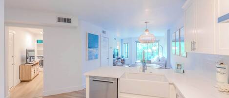 Kylskåp, mikrovågsugn, ugn och spishäll