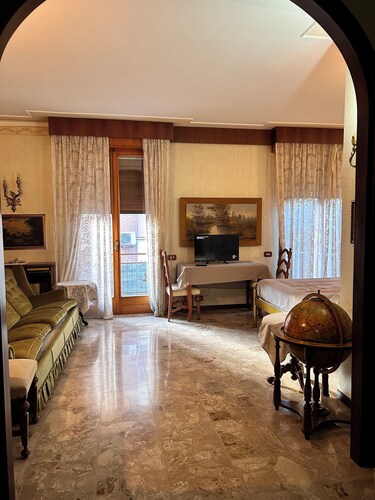 Apartment sleeps 8 with kitchen and 2 bathrooms inMirandola