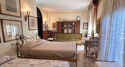 Apartment sleeps 8 with kitchen and 2 bathrooms inMirandola