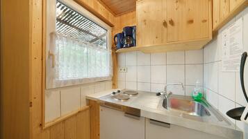 Fridge, stovetop, coffee/tea maker, electric kettle