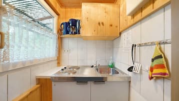 Fridge, stovetop, coffee/tea maker, electric kettle