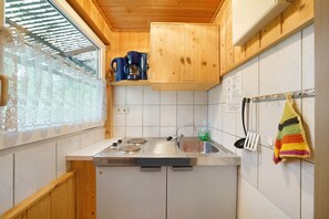 Fridge, stovetop, coffee/tea maker, electric kettle