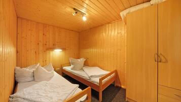 1 bedroom, bed sheets