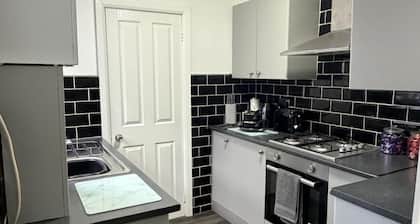 2 Bed Flat - Sleeps 3 - Parking - Wifi