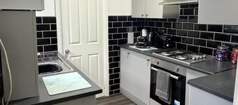 2 Bed Flat - Sleeps 3 - Parking - Wifi