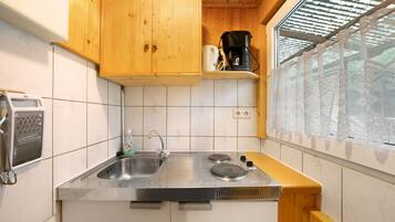 Refrigerador, parrilla de estufa, cafetera y tetera y tetera eléctrica