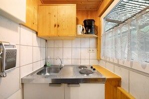 Jääkaappi, liesi, kahvin-/teenkeitin, vedenkeitin