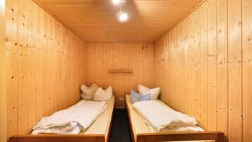 1 bedroom, bed sheets