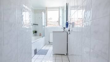 Secador de pelo, toallas, jabón y champú