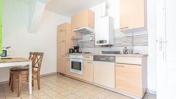 Frigorífico, microondas, horno y placa de cocina