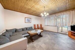 TV, table tennis - Bungalow '41 - Kimbucht' with Private Terrace and Shared Garden (Waldhufen)