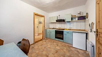 Kühlschrank, Herdplatte, Wasserkocher mit Kaffee-/Teezubehör