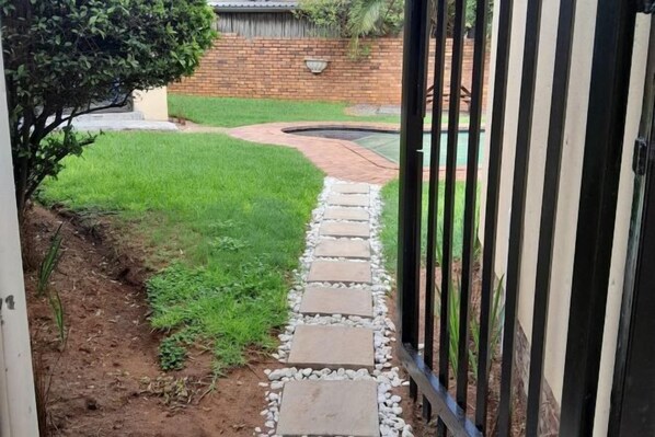 Garden - Transit Haven: 2-Bed Retreat (Kempton Park)